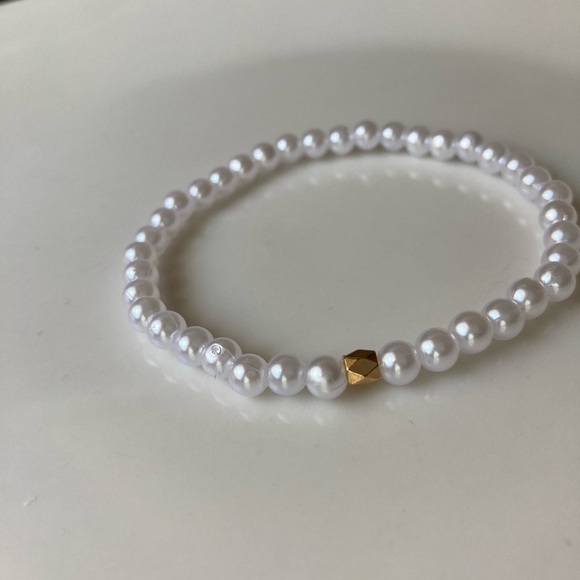 Elegant White Pearl Necklace with Gold Accent - Picture 11 of 12